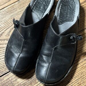 Clark’s black leather mules size 8